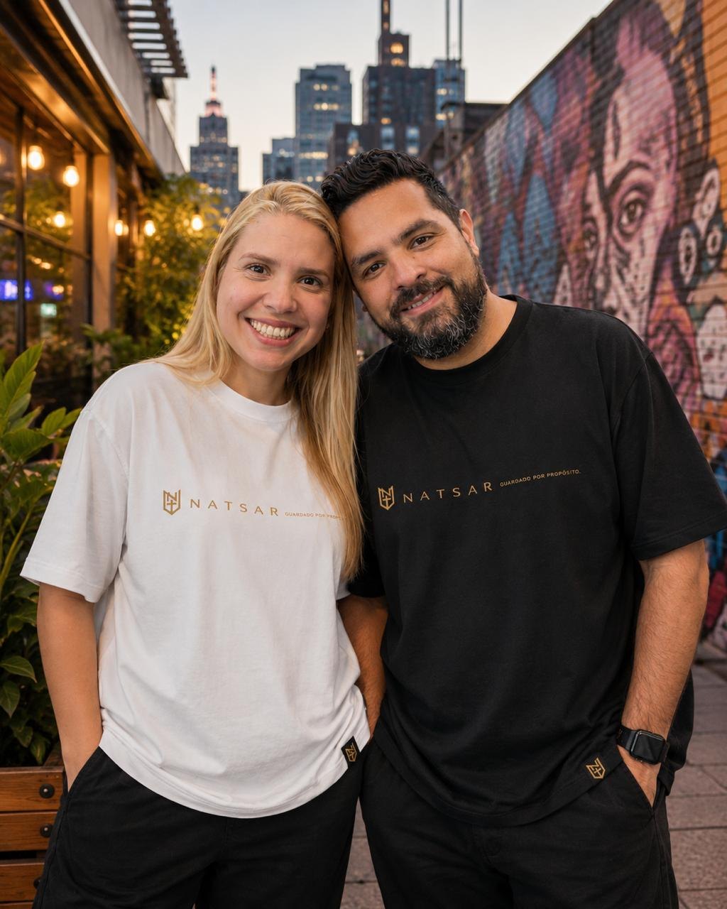 Casal vestindo as camisetas NATSAR Essência branca e preta