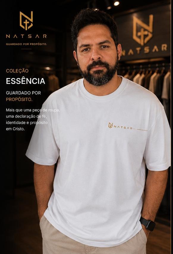Modelo vestindo a camiseta NATSAR Essência branca